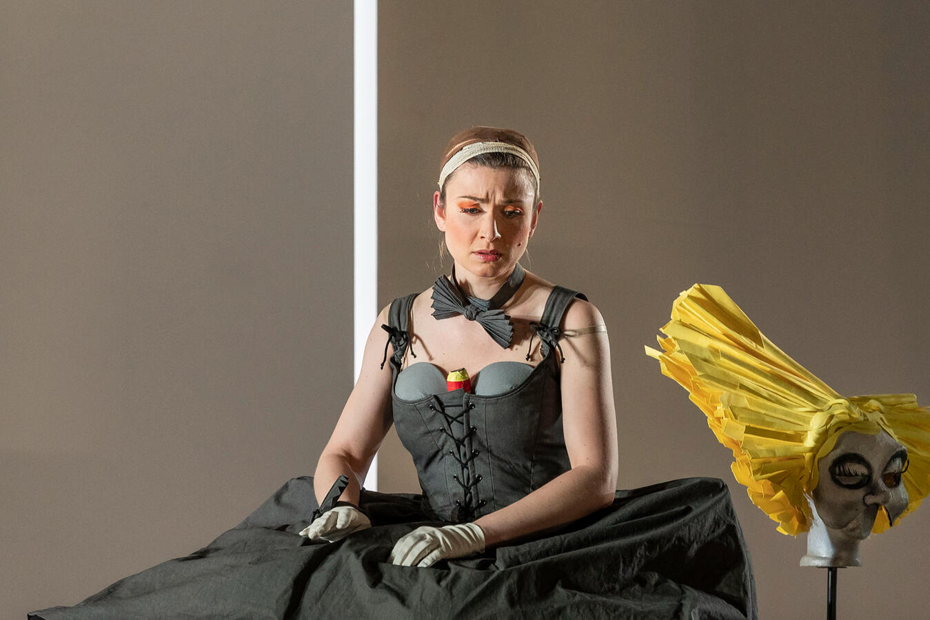 Marie Hänsel hat eine Theatermaske abgenommen und schaut zu Boden