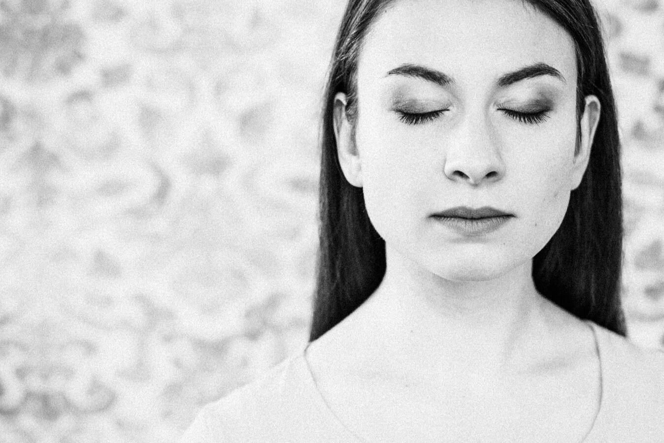 Ein schwarz-weiß Portrait von Marie Hänsel mit geschlossenen Augen